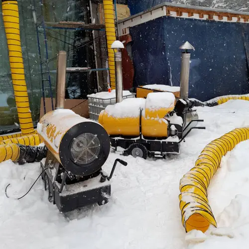 Master BV 400 dans la neige sur un chantier de construction
