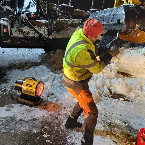 Master DC 61 chauffant les travailleurs forestiers dans la neige